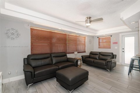 Villa ou maison à vendre à Pembroke Pines, Floride: 3 chambres, 151.24 m2 № 1792500 - photo 11
