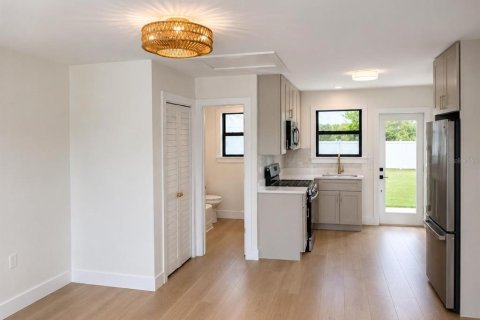 Apartment in Saint Petersburg, Florida 2 bedrooms, 53.88 sq.m. № 2218161 - photo 7