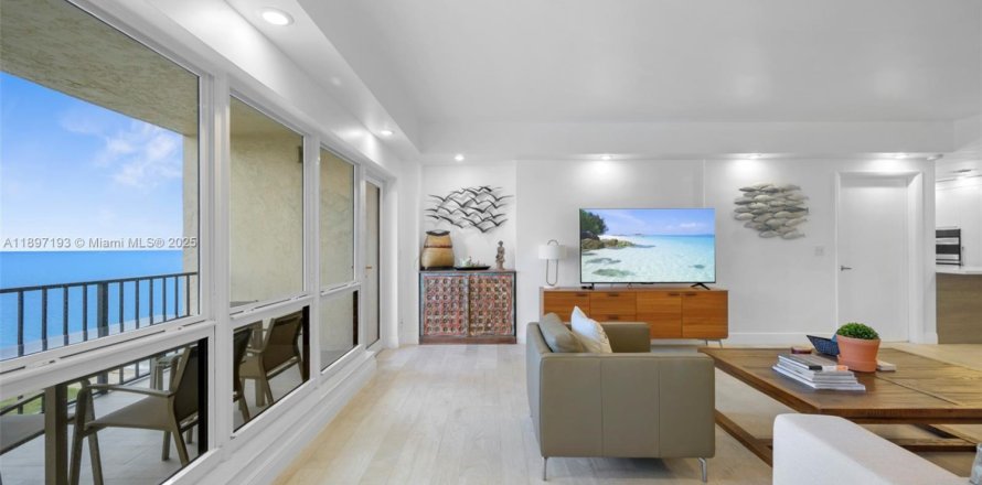 Condo in Lauderdale-by-the-Sea, Florida, 3 bedrooms  № 2081537