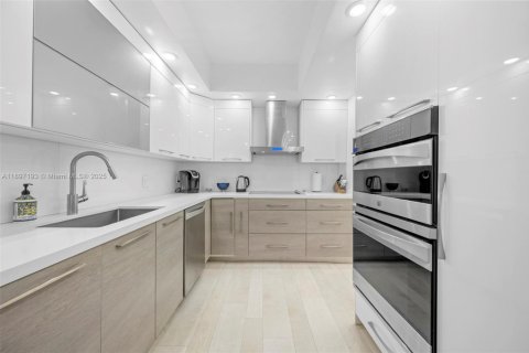 Condo in Lauderdale-by-the-Sea, Florida, 3 bedrooms  № 2081537 - photo 8