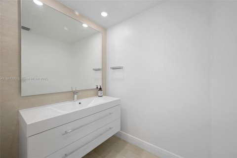 Condo in Lauderdale-by-the-Sea, Florida, 3 bedrooms  № 2081537 - photo 17