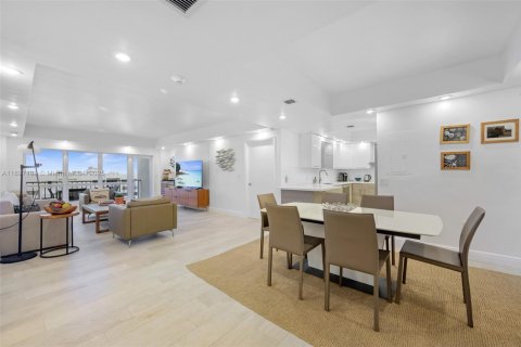 Condo in Lauderdale-by-the-Sea, Florida, 3 bedrooms  № 2081537 - photo 5