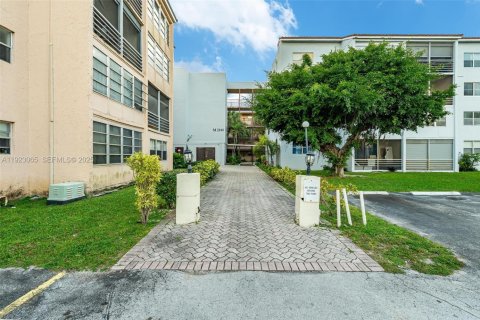 Copropriété à vendre à Lauderdale Lakes, Floride: 2 chambres, 93.83 m2 № 1976791 - photo 9