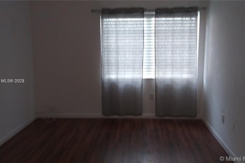 Condo in Coral Gables, Florida, 1 bedroom  № 1799478 - photo 14