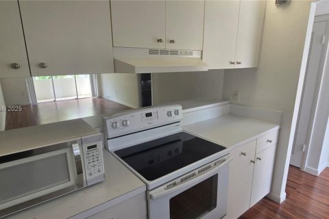 Condo in Coral Gables, Florida, 1 bedroom  № 1799478 - photo 22