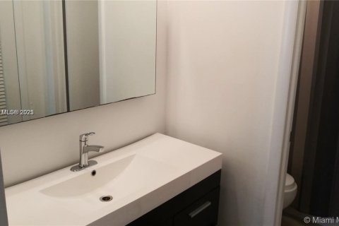 Condo in Coral Gables, Florida, 1 bedroom  № 1799478 - photo 11