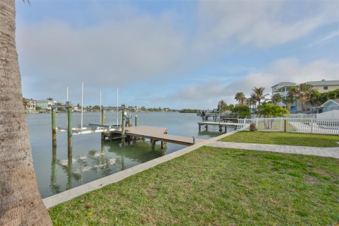 Villa ou maison à vendre à Indian Rocks Beach, Floride: 2 chambres, 130.99 m2 № 2142063 - photo 4