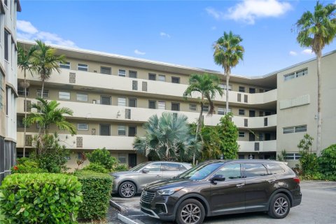 Copropriété à louer à North Miami, Floride: 2 chambres, 122.17 m2 № 1208749 - photo 1