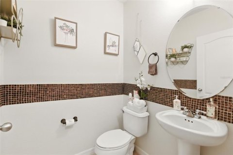 House in Tavares, Florida 4 bedrooms, 274.25 sq.m. № 1882830 - photo 15