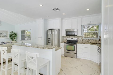 House in Riviera Beach, Florida 3 bedrooms, 199.46 sq.m. № 2246463 - photo 6