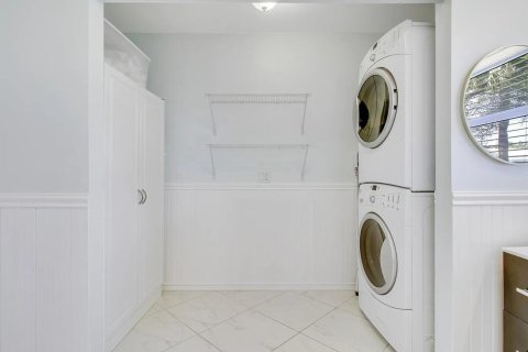 House in Riviera Beach, Florida 3 bedrooms, 199.46 sq.m. № 2246463 - photo 12