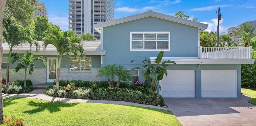 House in Riviera Beach, Florida 3 bedrooms, 199.46 sq.m. № 2246463
