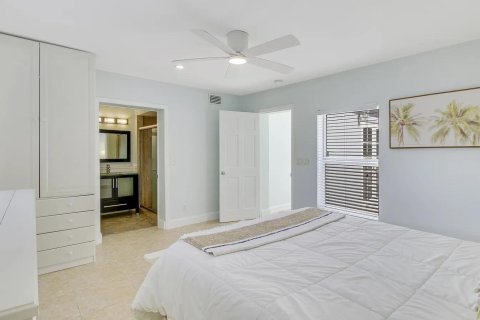 House in Riviera Beach, Florida 3 bedrooms, 199.46 sq.m. № 2246463 - photo 15