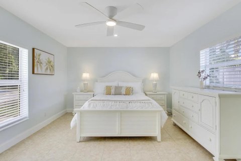 House in Riviera Beach, Florida 3 bedrooms, 199.46 sq.m. № 2246463 - photo 14
