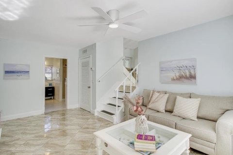 House in Riviera Beach, Florida 3 bedrooms, 199.46 sq.m. № 2246463 - photo 9