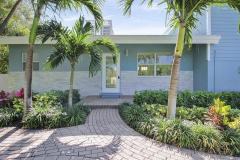 House in Riviera Beach, Florida 3 bedrooms, 199.46 sq.m. № 2246463 - photo 2