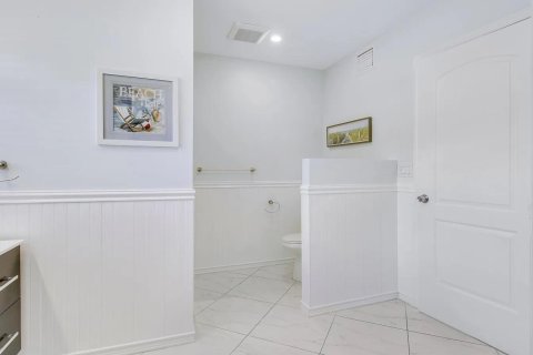 House in Riviera Beach, Florida 3 bedrooms, 199.46 sq.m. № 2246463 - photo 11