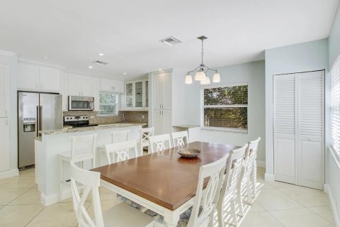 House in Riviera Beach, Florida 3 bedrooms, 199.46 sq.m. № 2246463 - photo 7