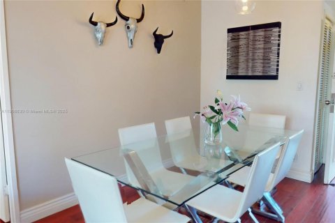 Condominio en venta en Hallandale Beach, Florida, 2 dormitorios, 96.62 m2 № 1969353 - foto 12