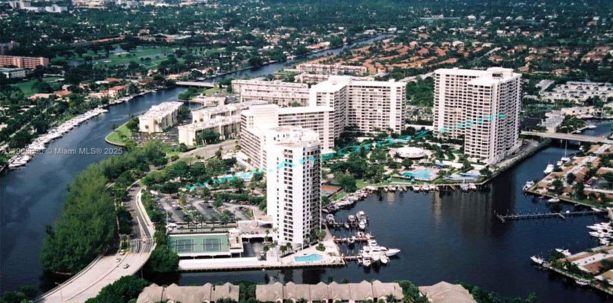 Condominio en Hallandale Beach, Florida, 2 dormitorios № 1969353