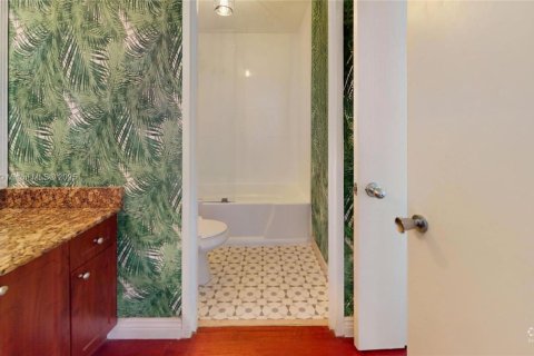 Condominio en venta en Hallandale Beach, Florida, 2 dormitorios, 96.62 m2 № 1969353 - foto 22