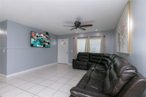 House in Deerfield Beach, Florida 3 bedrooms, 105.07 sq.m. № 1794693 - photo 7