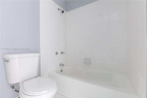 House in Deerfield Beach, Florida 3 bedrooms, 105.07 sq.m. № 1794693 - photo 25