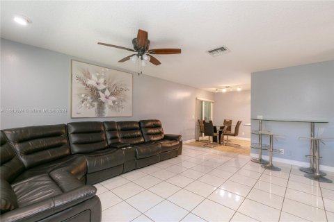 House in Deerfield Beach, Florida 3 bedrooms, 105.07 sq.m. № 1794693 - photo 8