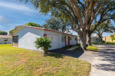 House in Deerfield Beach, Florida 3 bedrooms, 105.07 sq.m. № 1794693 - photo 4