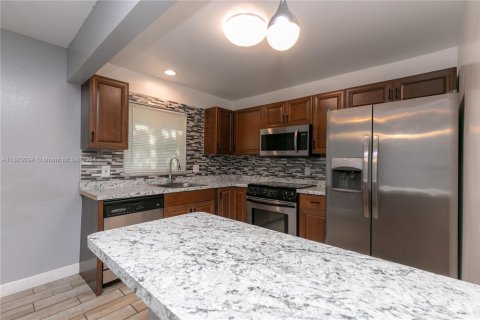 House in Deerfield Beach, Florida 3 bedrooms, 105.07 sq.m. № 1794693 - photo 13