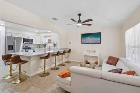 House in Clearwater, Florida 4 bedrooms, 136.47 sq.m. № 2416787 - photo 15