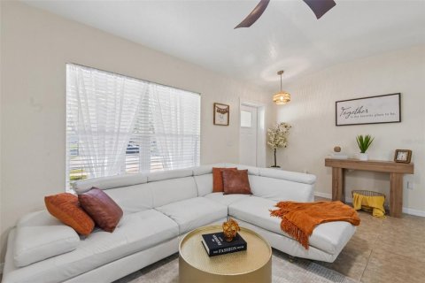 House in Clearwater, Florida 4 bedrooms, 136.47 sq.m. № 2416787 - photo 2