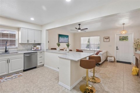 House in Clearwater, Florida 4 bedrooms, 136.47 sq.m. № 2416787 - photo 21