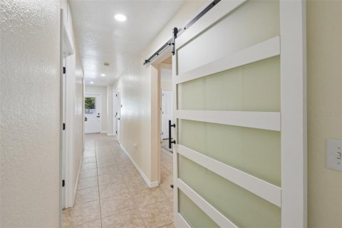 House in Clearwater, Florida 4 bedrooms, 136.47 sq.m. № 2416787 - photo 5
