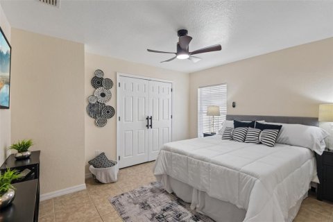 House in Clearwater, Florida 4 bedrooms, 136.47 sq.m. № 2416787 - photo 4