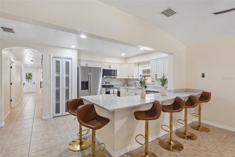 House in Clearwater, Florida 4 bedrooms, 136.47 sq.m. № 2416787 - photo 3