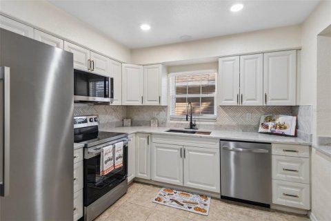 House in Clearwater, Florida 4 bedrooms, 136.47 sq.m. № 2416787 - photo 17