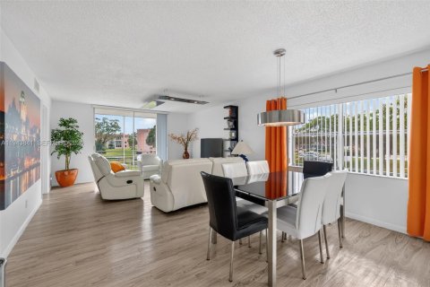 Кондоминиум с 2 спальнями в Санрайз, Флорида № 2002332