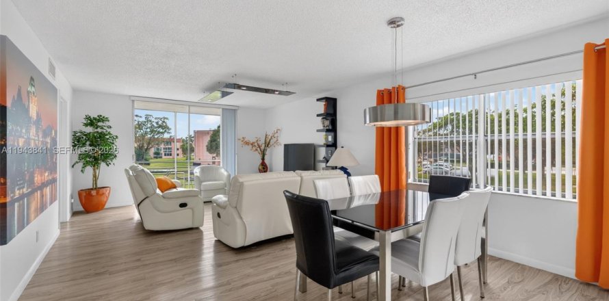 Кондоминиум с 2 спальнями в Санрайз, Флорида № 2002332