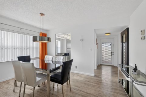 Купить кондоминиум в Санрайз, Флорида 2 спальни, 95.69м2, № 2002332 - фото 7