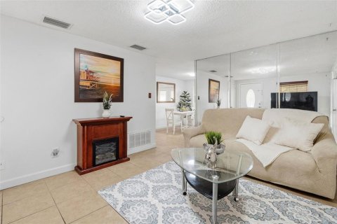 Villa ou maison à vendre à Tampa, Floride: 4 chambres, 106.84 m2 № 2437271 - photo 19