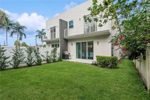 Adosado en venta en Fort Lauderdale, Florida, 3 dormitorios, 188.96 m2 № 1889533 - foto 1