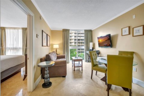 Condo in Miami, Florida, 1 bedroom  № 1938085 - photo 2