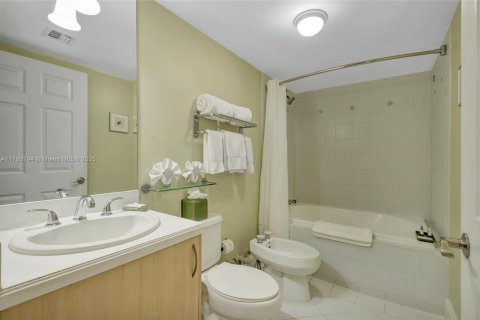Condo in Miami, Florida, 1 bedroom  № 1938085 - photo 11