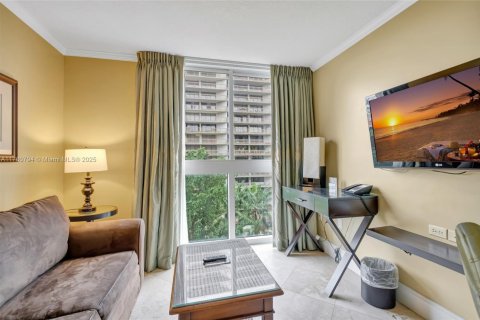 Condo in Miami, Florida, 1 bedroom  № 1938085 - photo 3
