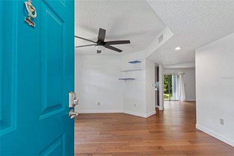 Condo in Seminole, Florida, 2 bedrooms № 2156073 - photo 2