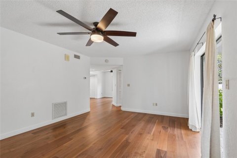 Condo in Seminole, Florida, 2 bedrooms № 2156073 - photo 13