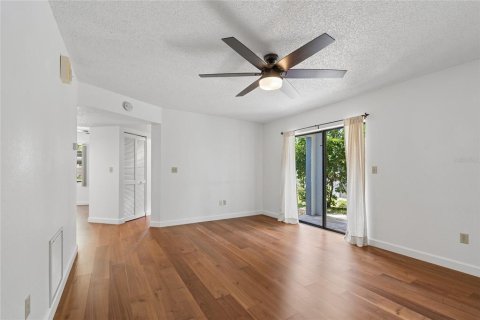 Condo in Seminole, Florida, 2 bedrooms № 2156073 - photo 14