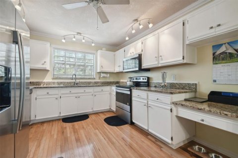 Townhouse in Tampa, Florida 2 bedrooms, 172.61 sq.m. № 2419803 - photo 10