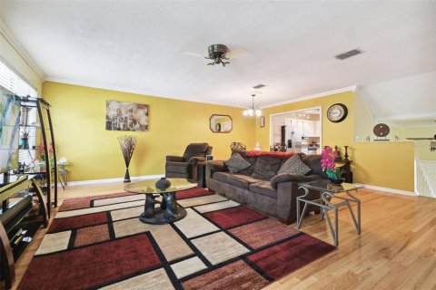 Townhouse in Tampa, Florida 2 bedrooms, 172.61 sq.m. № 2419803 - photo 3